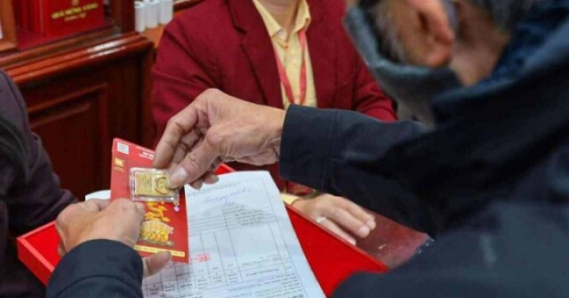 Giá vàng rung lắc, nhà đầu tư có nên mua?