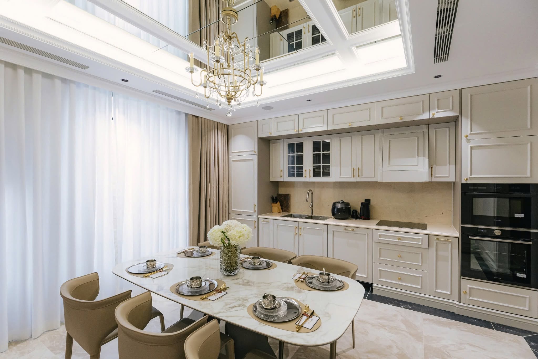 Phòng bếp sang trọng với vật liệu hoàn thiện cao cấp cùng màu sắc trung tính tao nhã, tạo cảm giác rộng mở và sang trọng.