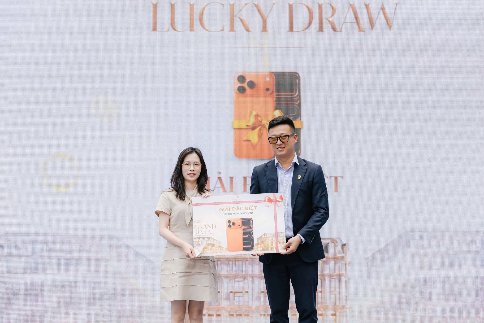 Các khách hàng may mắn đã nhận được những phần quà giá trị từ chương trình bốc thăm tại sự kiện