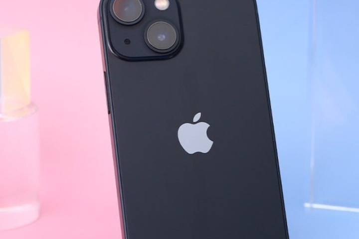 iPhone 13 giá 12 triệu đồng xịn đẹp chẳng kém iPhone 17 được săn đón mong chờ