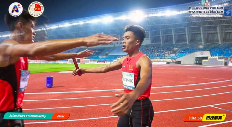Niềm vui của tổ 4x400m tiếp sức nam.