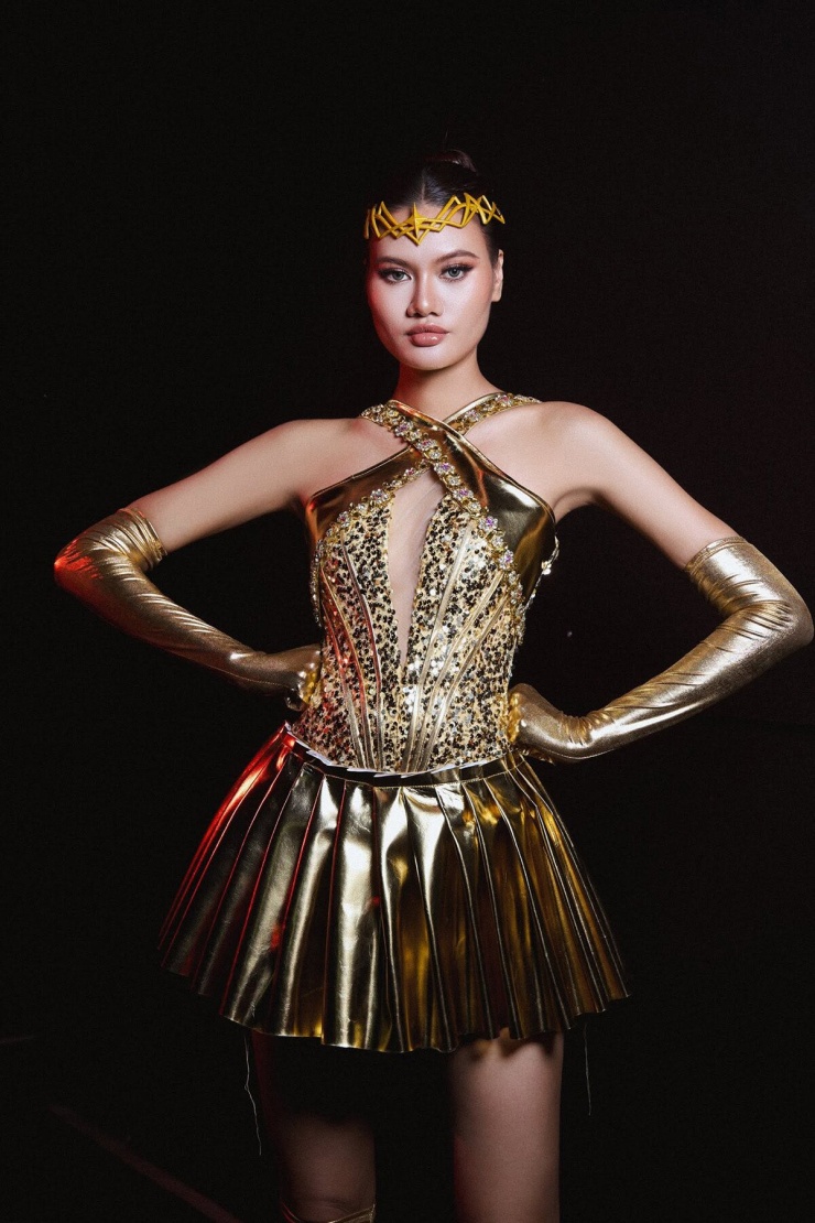 Cựu VĐV bóng chuyền Phạm Huệ tỏa sáng trên sàn catwalk - 2