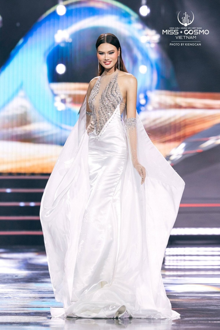 Cựu VĐV bóng chuyền Phạm Huệ tỏa sáng trên sàn catwalk - 3