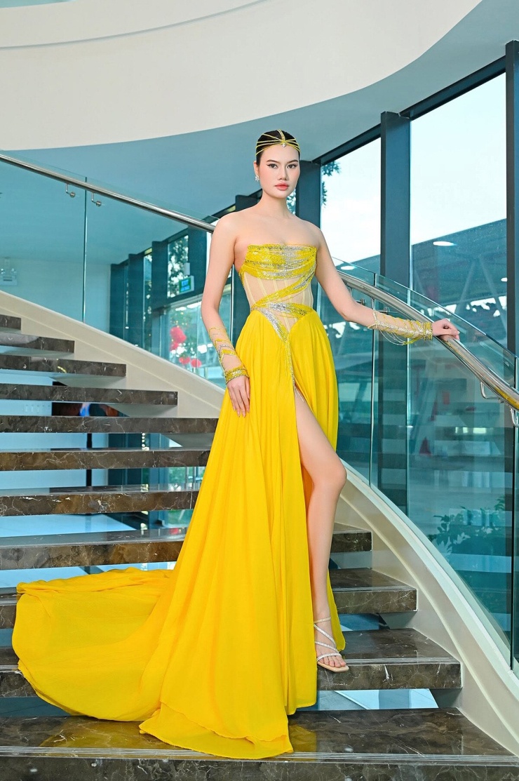 Cựu VĐV bóng chuyền Phạm Huệ tỏa sáng trên sàn catwalk - 6