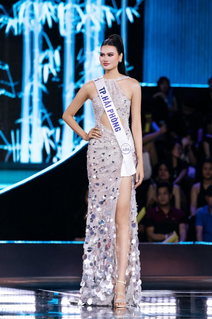 Cựu VĐV bóng chuyền Phạm Huệ tỏa sáng trên sàn catwalk - 4