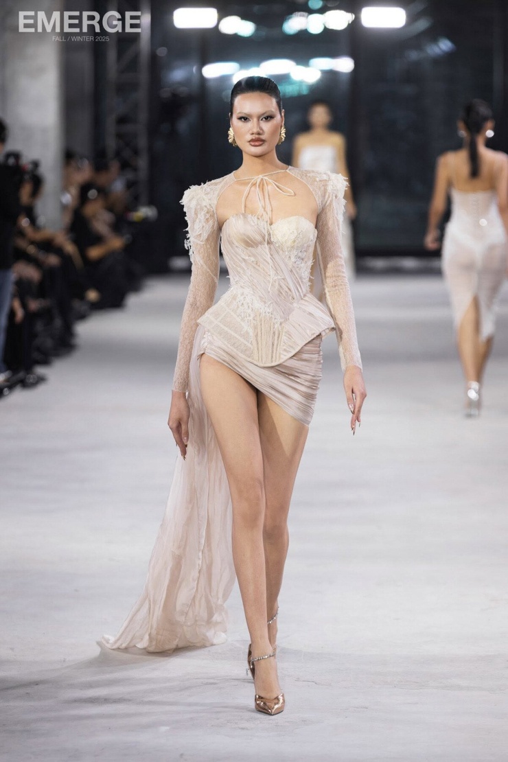 Cựu VĐV bóng chuyền Phạm Huệ tỏa sáng trên sàn catwalk - 12