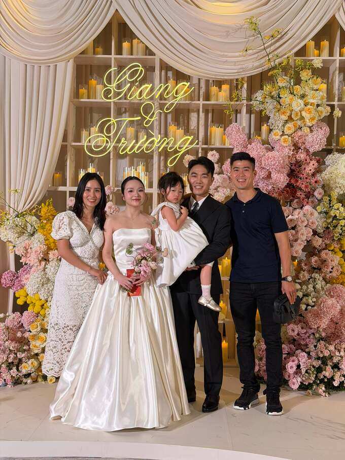 Ảnh sao 22/6: Hòa Minzy được khen xinh như công chúa trong váy ren trắng - 1