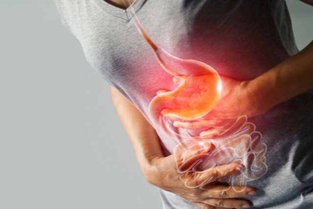 Thường xuyên ăn đồ quá nóng, ăn uống thất thường cũng làm tăng nguy cơ ung thư dạ dày. Ảnh minh họa