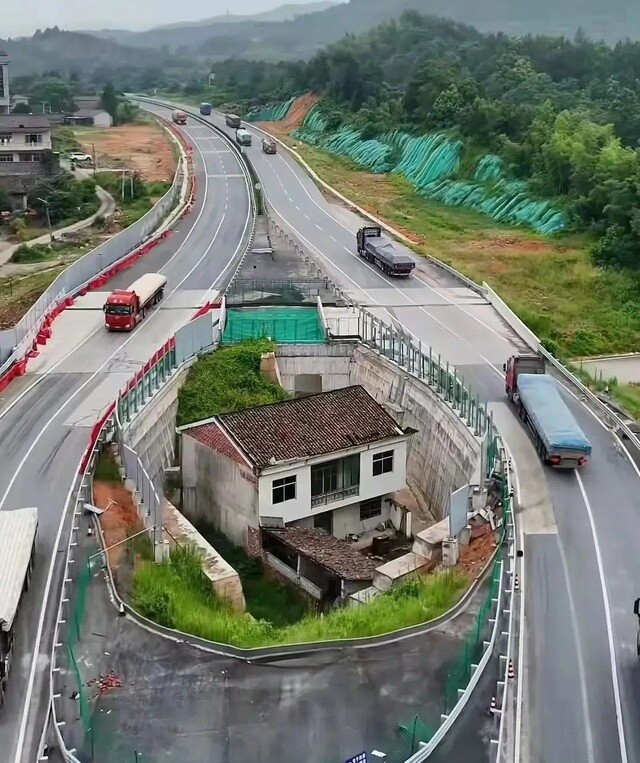 Gia đình ông Hoàng Bình chính thức rời khỏi căn nhà hai tầng nằm giữa tuyến quốc lộ G206 sau 6 năm bám trụ.
