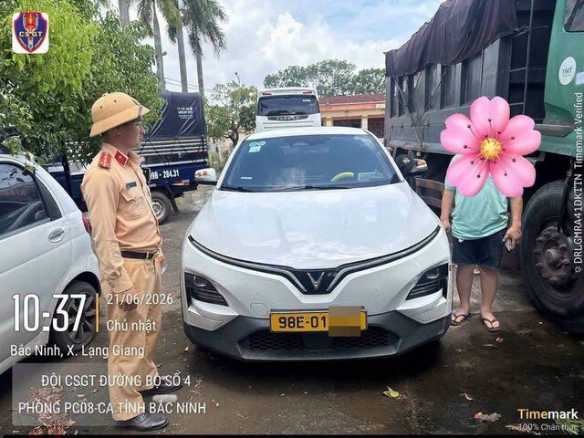 Tài xế cùng chiếc xe ô tô mang biển số giả bị cơ quan chức năng xử phạt. Ảnh: Cục CSGT