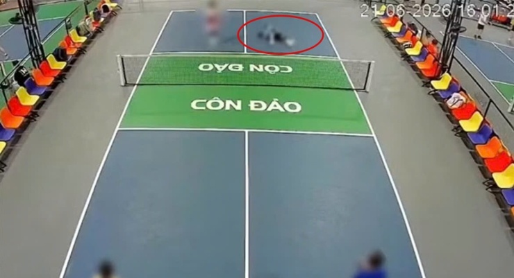 Người đàn ông bất tỉnh trên sân pickleball và tử vong sau đó. (Ảnh cắt từ clip)