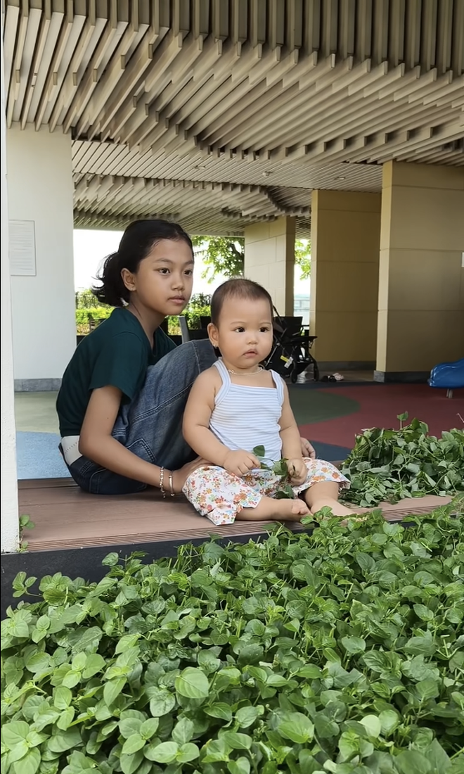 Con gái H'Hen Niê 'đốn tim' fan với ánh mắt chăm chú, phong thái 'tiểu hoa hậu' - 3