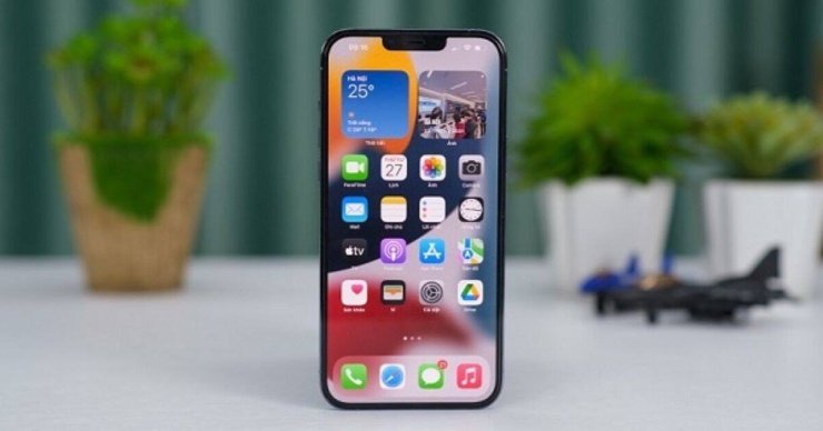 iPhone 13 vẫn được đánh giá cao với độ tương phản tốt, màu đen sâu và khả năng tái tạo hình ảnh tự nhiên.