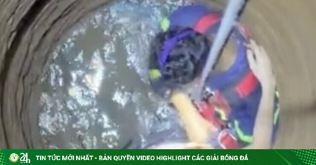 Cảnh sát đu dây xuống giếng sâu 30m để cứu người mắc kẹt