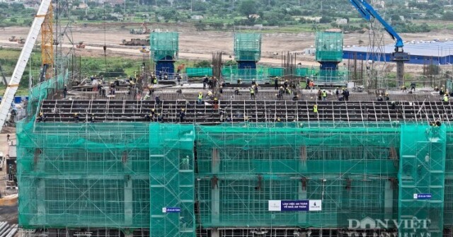 Bên trong đại công trường xây dựng sân vận động...