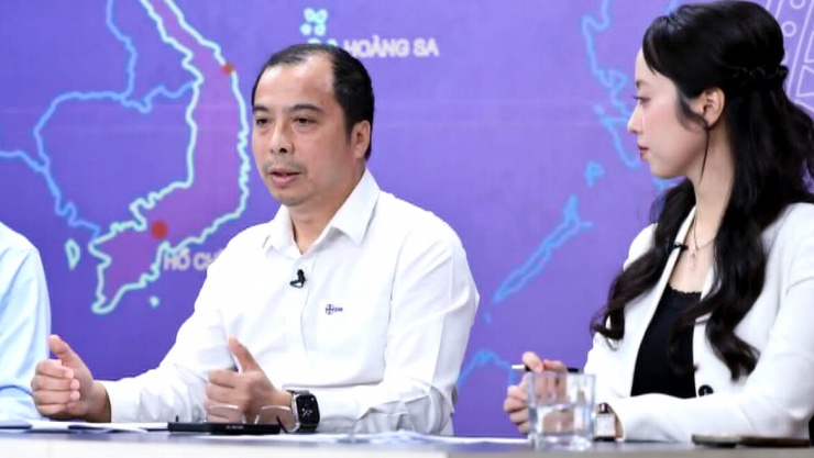 Ông Ngô Sơn Hải, Phó Tổng Giám đốc EVN trao đổi về các giải pháp tiết kiệm điện tại Tọa đàm - Ảnh: VGP