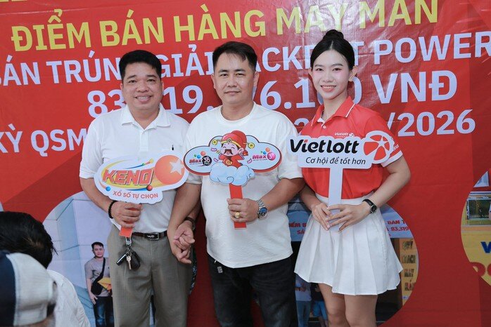 Ông Bùi Văn Mạnh (bìa trái). Ảnh: ĐLVS An Khang