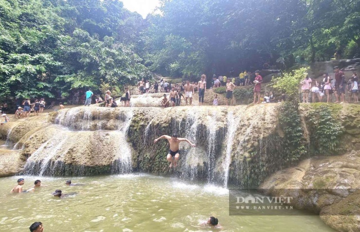 Thác Mây ở Thanh Hóa vào ngày cuối tuần luôn đông du khách tới tắm mát. Ảnh: VT