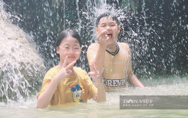 Nhiều gia đình đưa trẻ nhỏ đến thác Mây vui chơi, tránh nóng trong những ngày hè. Ảnh: VT