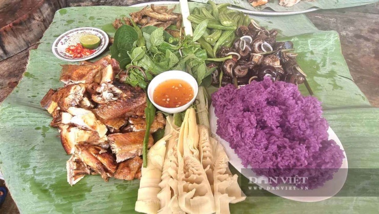 Một số món ăn đặc sản phục vụ du khách tại khu vực thác Mây. Ảnh: VT