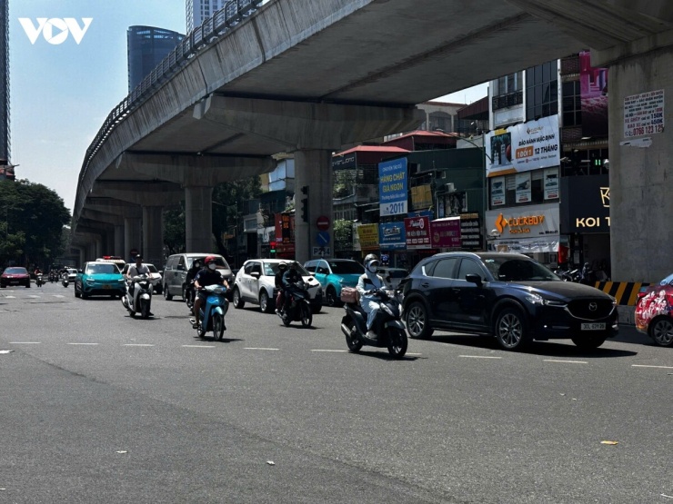 Trong giai đoạn đầu, Hà Nội chưa áp dụng lệnh cấm lưu thông đối với đa số người dân sử dụng xe máy.