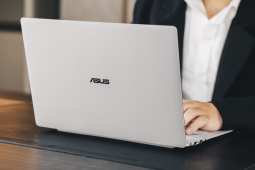 Chi 100 triệu đồng cho một chiếc laptop: Các CEO công nghệ đang tìm kiếm giá trị gì?
