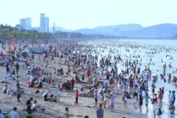 Cảnh tượng ai cũng phải 'ôi dồi ôi' biển Cửa Lò