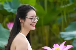 Giới trẻ chi tiền triệu chụp bộ ảnh sen Hồ Tây