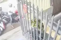 [Clip] Táo tợn cướp giật dây chuyền của người phụ nữ trước cửa nhà trọ