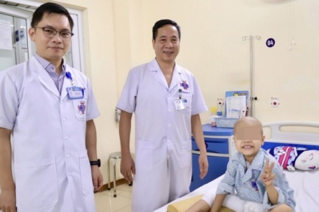 Đưa con đi khám vì khớp gối đau, gia đình sốc khi bé 6 tuổi mắc ung thư xương