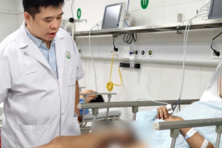 Kinh hoàng thanh niên nhập viện với "dị vật" khổng lồ xuyên qua đùi