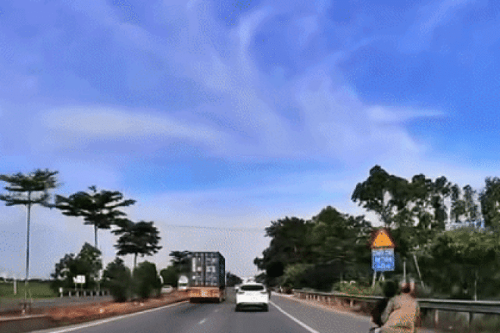 Bốn thanh niên trên hai xe máy trả giá đắt vì đánh võng