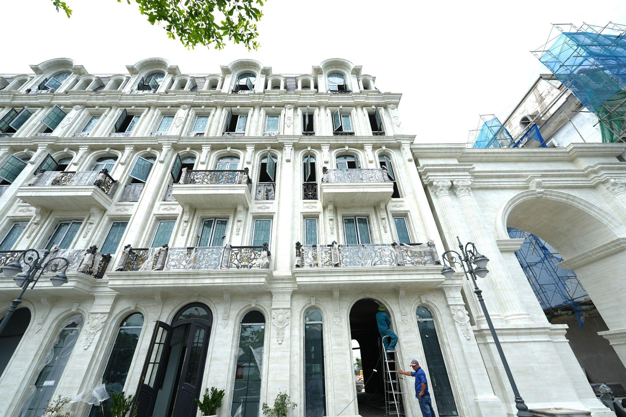Crown Grand Mansion được bàn giao hoàn thiện mặt ngoài, tạo nên tổng thể kiến trúc mang phong cách châu Âu, tăng giá trị thẩm mỹ cho toàn khu