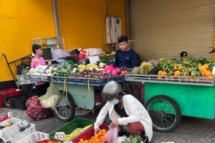 Trái cây dưới 20.000 đồng/kg tràn ngập thị trường TPHCM