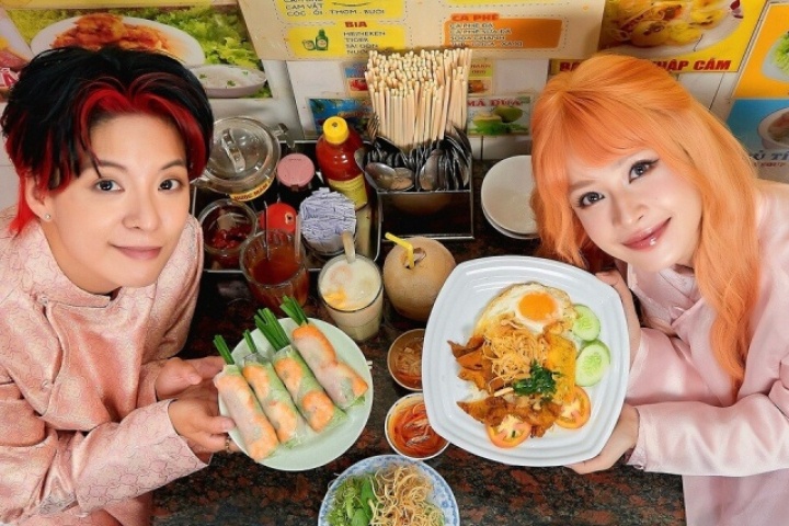 Chi Pu đưa Amber đi ăn cơm tấm Sài Gòn