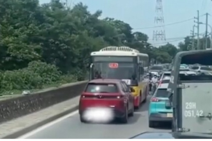 Đường tắc dài, tài xế ô tô "khôn lỏi" không chịu xếp hàng và cái kết
