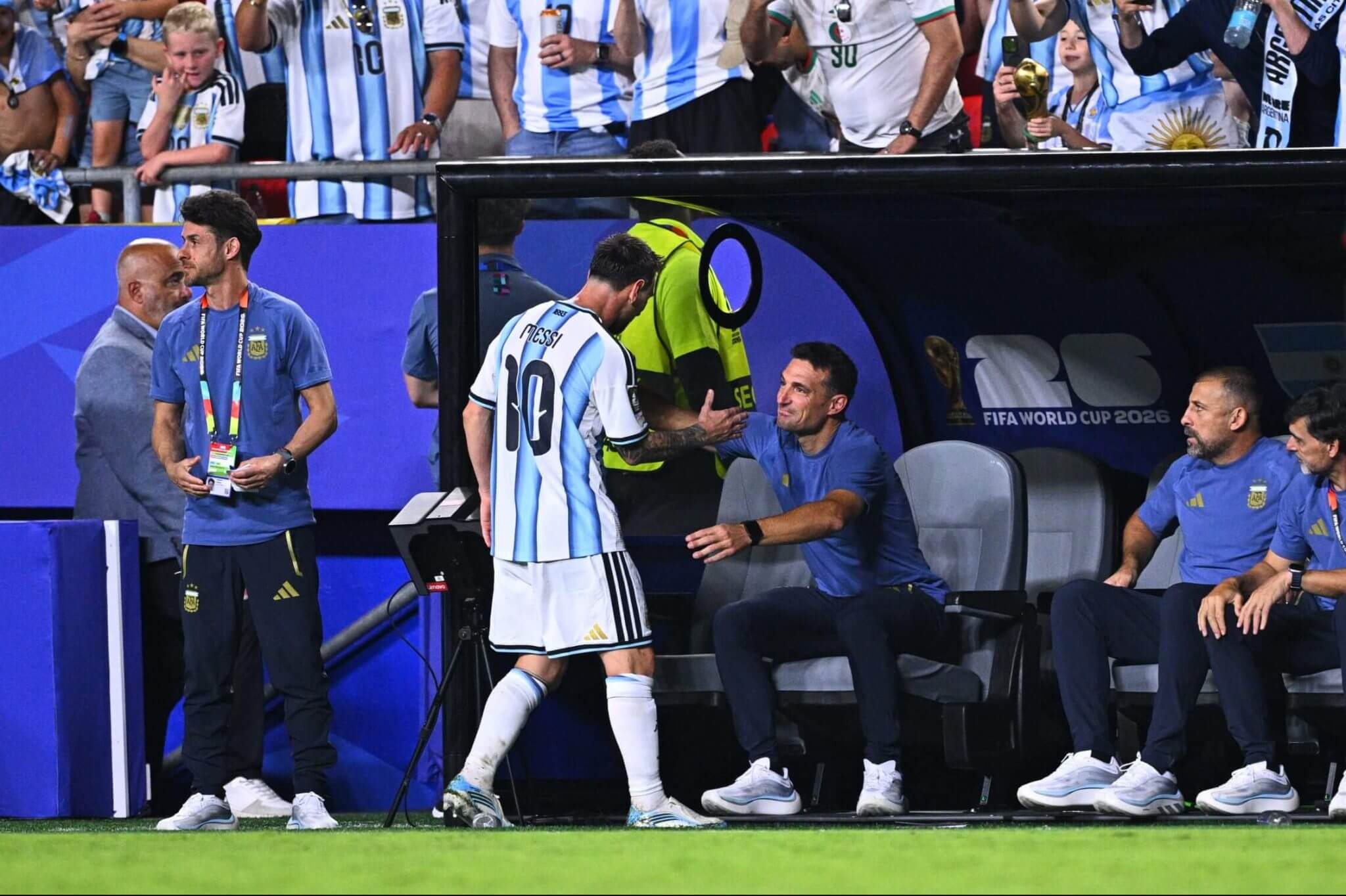 Ánh mắt chỉ biết thán phục của HLV Scaloni