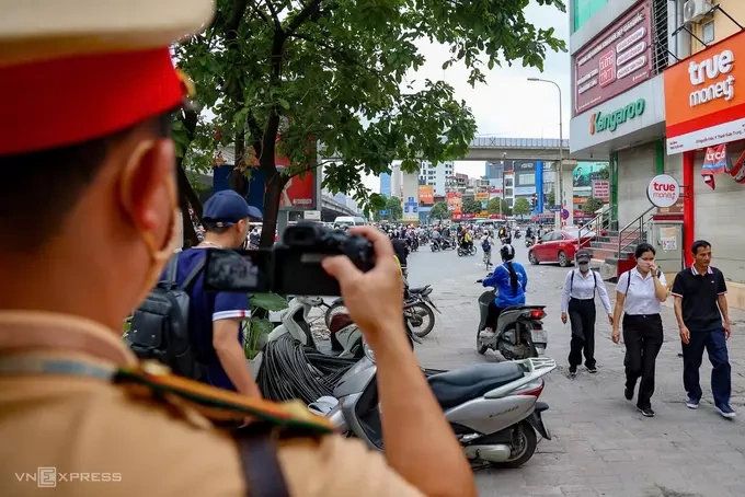 CSGT dùng camera ghi hình các vi phạm giao thông. Ảnh: Phạm Chiểu