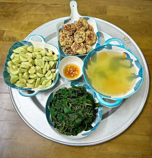 8 mâm cơm gia đình ngày hè đơn giản, nấu vội mà đủ chất - 1