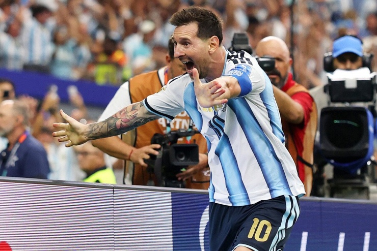 Dưới sân, Messi tiếp tục giúp Argentina bay cao - Ảnh: AFA