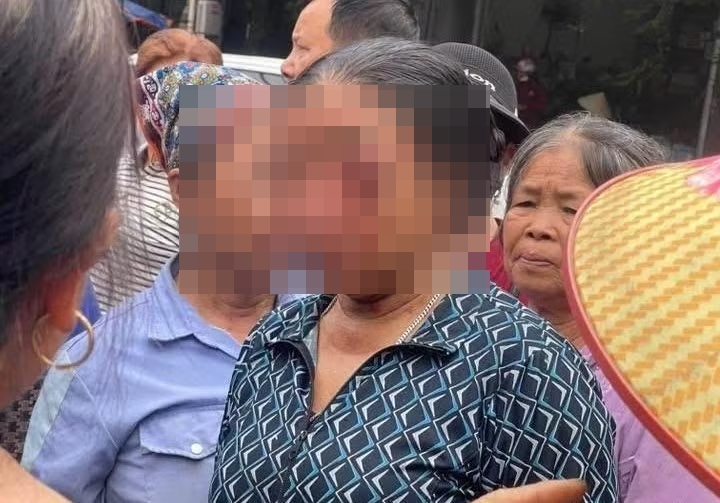 Hình ảnh thời điểm xảy ra xô xát và vết thương trên mắt bà Q sau đó.