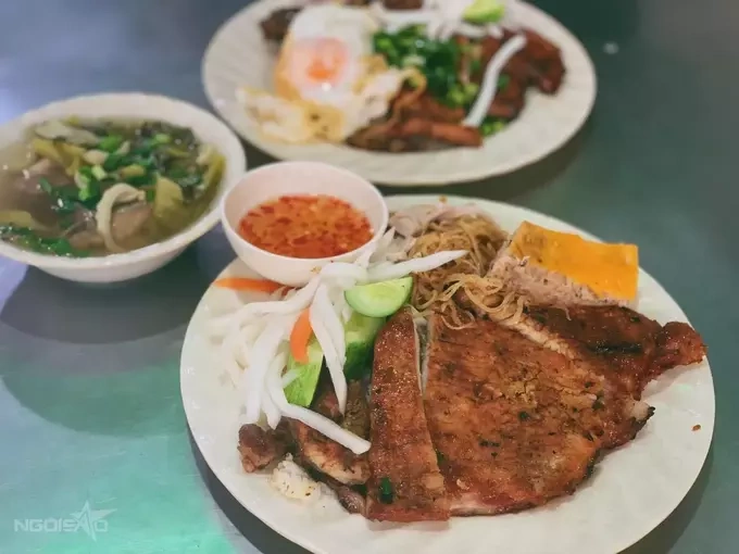 Miếng sườn nướng bản to, dày, phủ gần kín phần cơm tấm. Ảnh: Thảo Nhi