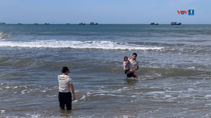 Em Lê Đức Trung dũng cảm lao ra biển cứu bé gái bị sóng cuốn trôi ra xa bờ