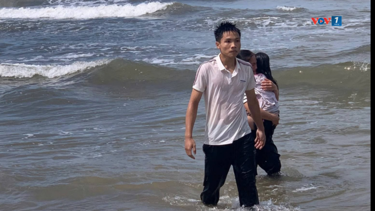Em Lê Đức Trung, học sinh lớp 12, trường THPT Cửa Tùng dũng cảm cứu người gặp nạn