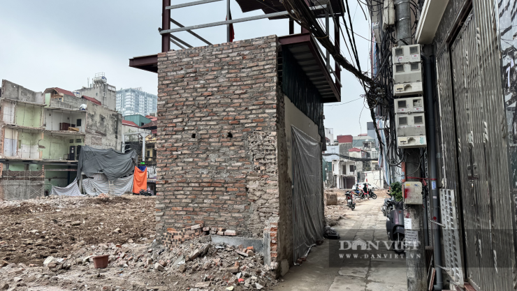 Một căn nhà&nbsp;“siêu mỏng, siêu méo” sau khi giải phóng mặt bằng phục vụ dự án Vành đai 2.5. Ảnh: Anh Văn