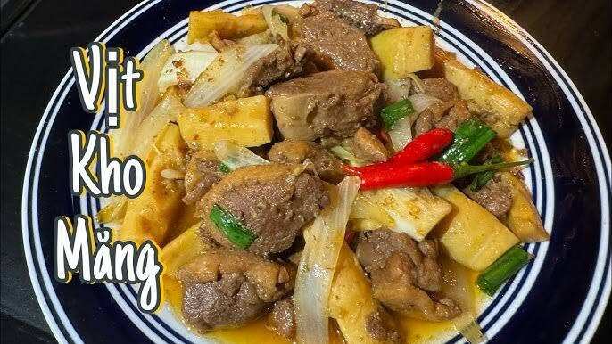 Vịt kho măng ăn kèm bánh ướt. (Ảnh: Review Q.B)