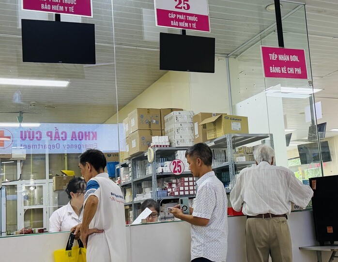 Người bệnh làm thủ tục nhận thuốc bảo hiểm y tế tại Bệnh viện E (Hà Nội)