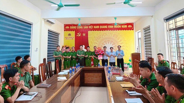 Đoàn công tác Thường trực Đảng ủy xã Lệ Ninh tặng hoa chúc mừng chiến công của Công an xã trong đấu tranh với tội phạm ma túy. Ảnh: Công an cung cấp