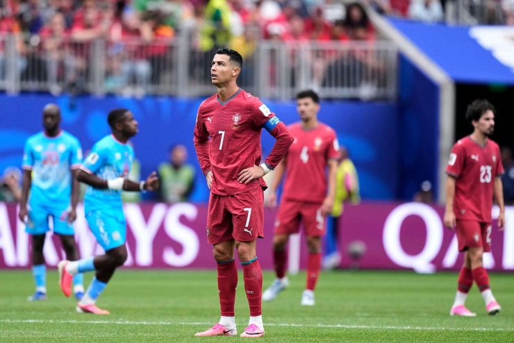 Áp lực đề nặng lên vai Ronaldo. Ảnh: AP.