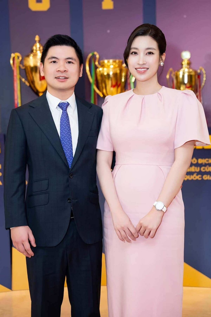 Đỗ Mỹ Linh đeo vòng tay hơn một tỷ đồng đi ăn tối - 7